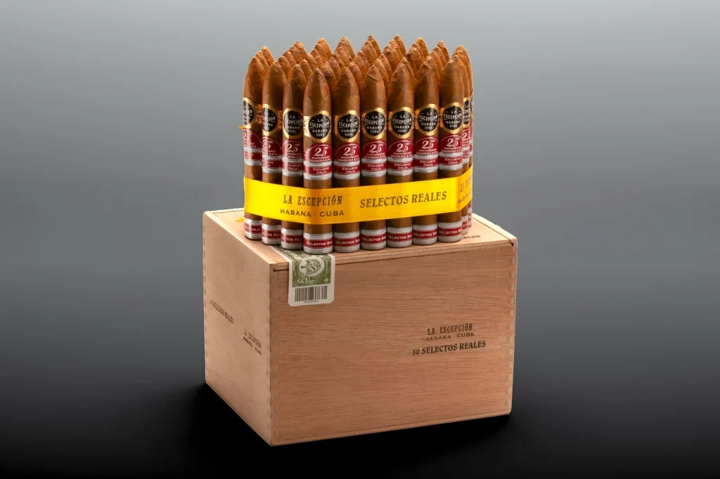 Mazzo da 50 Habanos La Escepción Selectos Reales posizionato sopra il cabinet numerato