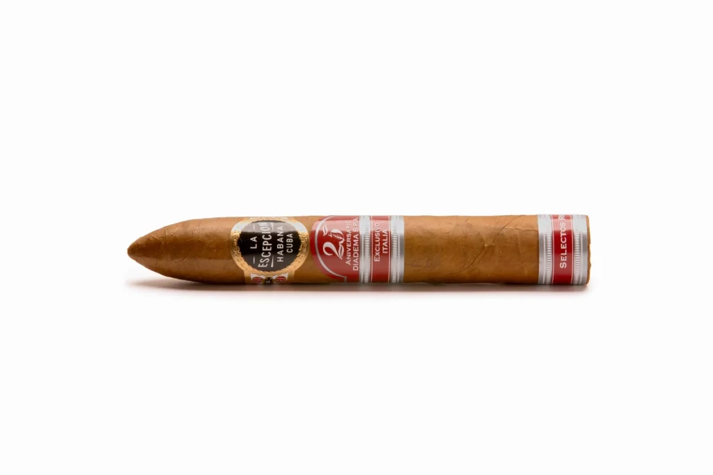 Sigaro cubano La Escepción Selectos Reales vitola de galera Campana su sfondo bianco
