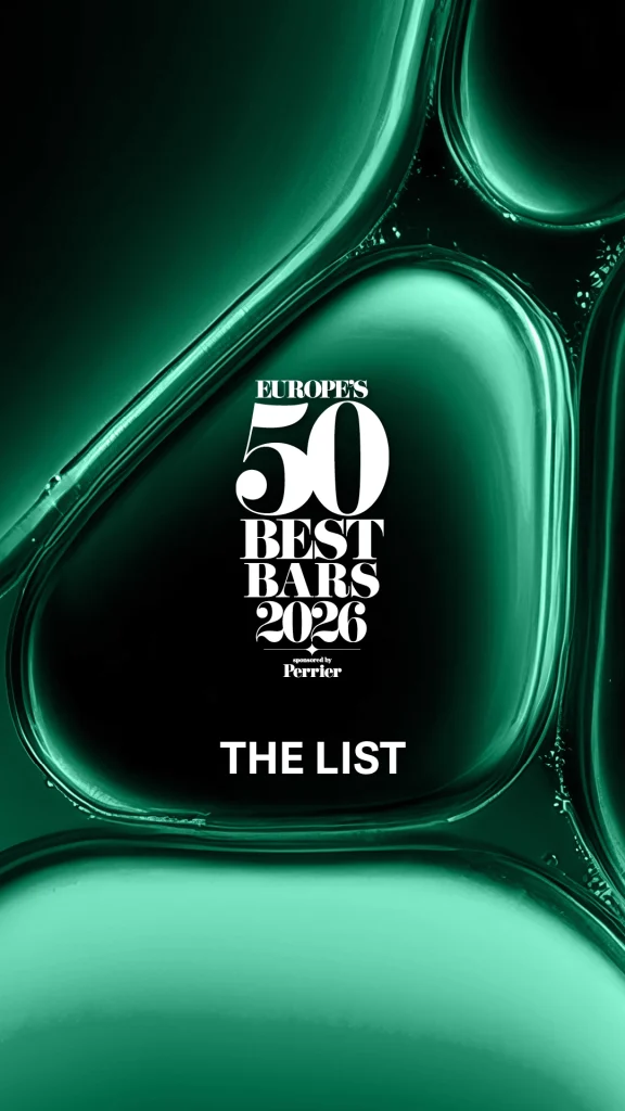 Grafica verticale ufficiale verde e nera con il logo di Europe's 50 Best Bars 2026 sponsorizzato da Perrier e la scritta The List, ideale per storie social e copertine.