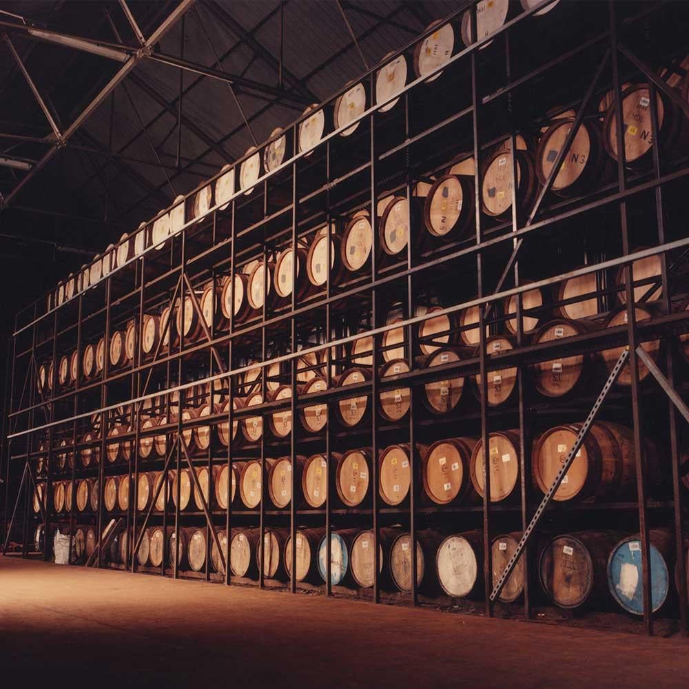 Il magazzino d'invecchiamento della distilleria Highland Park con file di botti in legno di rovere ex-Sherry.