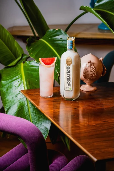 Cocktail d'autore preparato con Adriatico Amaretto Bianco e guarnito con scorza d'agrume