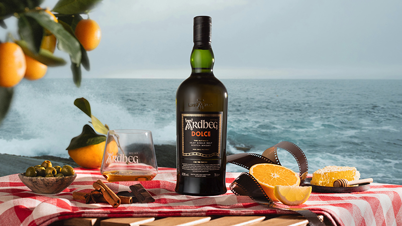 Ardbeg Dolce: il fascino della Dolce Vita anni ’60 incontra la torba di Islay