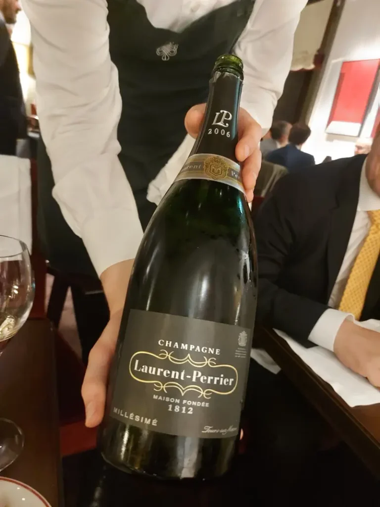 Eleganza nel calice: lo Champagne Laurent Perrier in formato Magnum accompagna le portate dello chef.