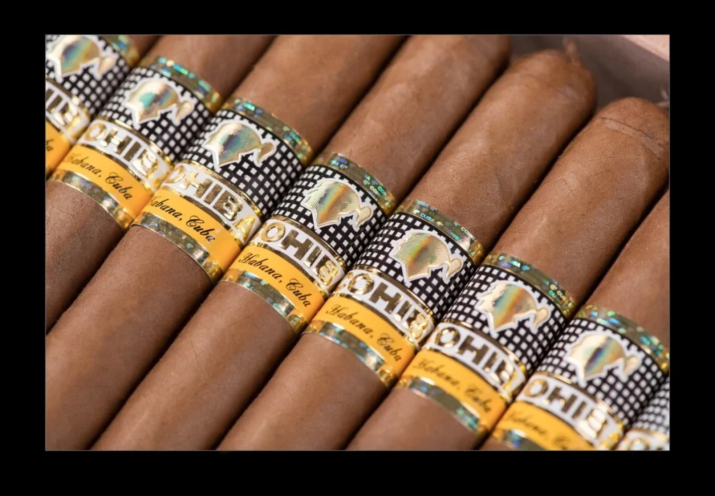 Primo piano degli iconici anelli olografici giallo e neri posizionati sui sigari premium Cohiba.
