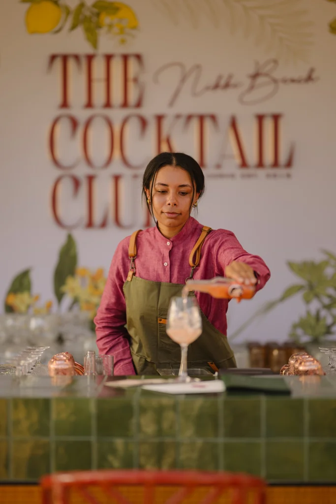 Bartender all'opera al bancone del The Nikki Beach Cocktail Club