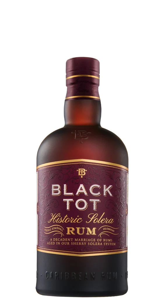 Bottiglia di rum premium Black Tot Historic Solera isolata su sfondo bianco con etichetta viola e dettagli dorati.