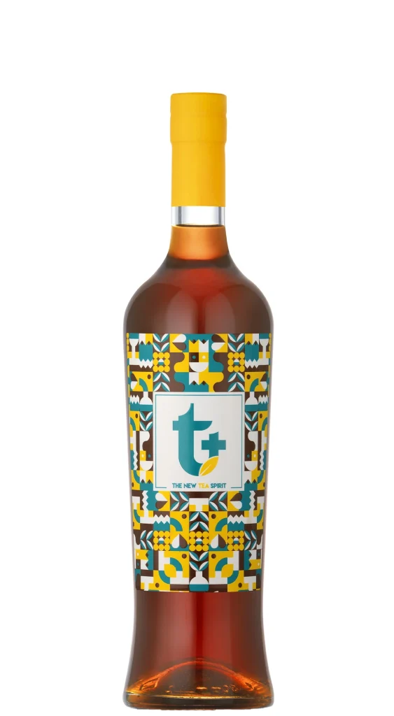 Bottiglia di T+ liquore al tè italiano con etichetta decorata e tappo giallo su sfondo bianco
