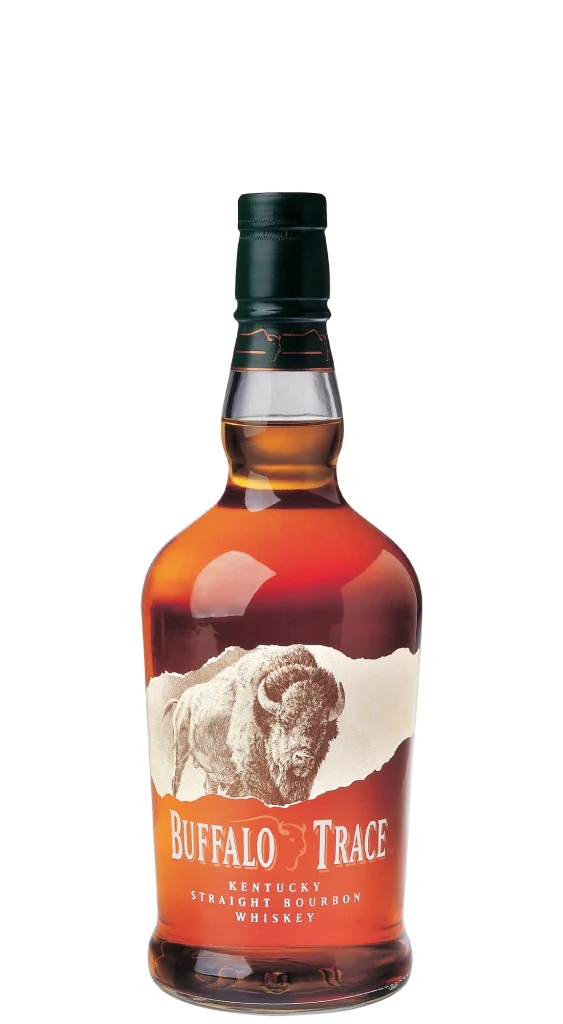 Immagine professionale e isolata di una bottiglia intera di Buffalo Trace Kentucky Straight Bourbon Whiskey su uno sfondo bianco puro. L'etichetta mostra l'illustrazione di un bufalo.