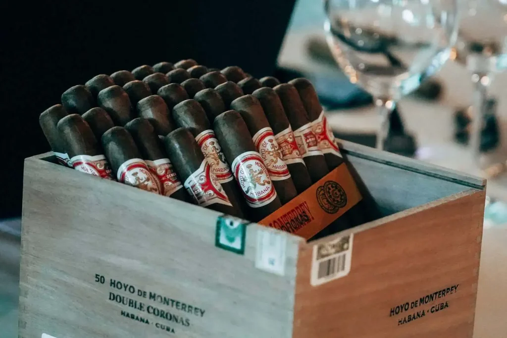 Dettaglio del ricco mazzo di sigari Hoyo de Monterrey Double Coronas nel cabinet in legno d'origine cubana.