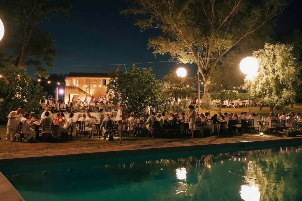 Panoramica notturna della Cena Campesina a bordo piscina presso Villa Collepere a Matelica