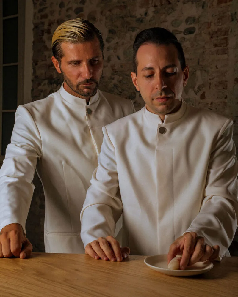 Lo chef Christian Mandura e il resident chef Alessandro Daddea al bancone omakase del ristorante giapponese Akoya a Torino