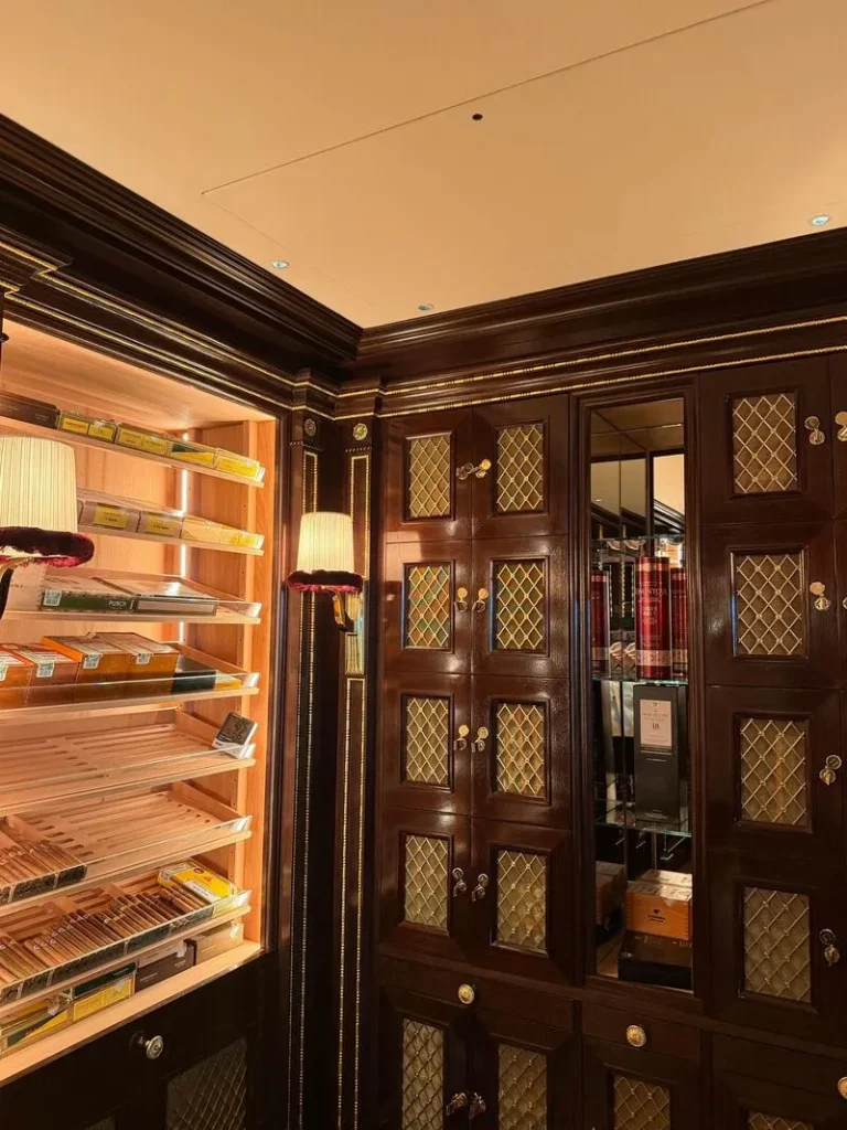Locker e Cigar Keeps privati in legno pregiato con griglie dorate realizzati da DeART per la conservazione dei sigari da collezione degli ospiti d'élite del Ritz di Londra.