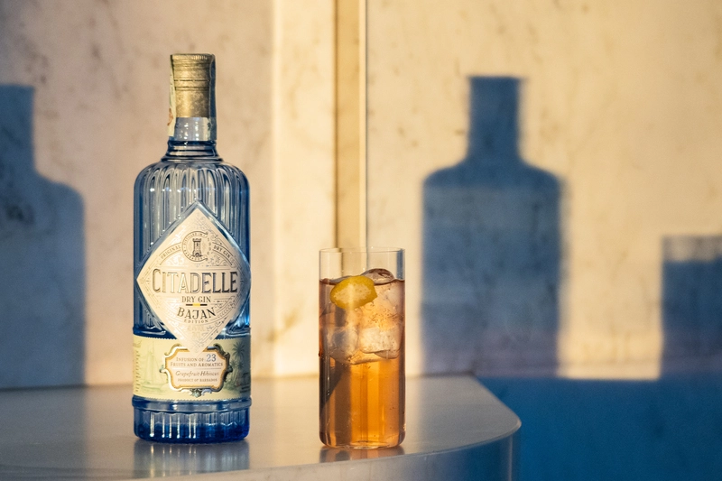Cocktail Bajan Paloma con Citadelle Bajan Gin, pompelmo rosa e ghiaccio