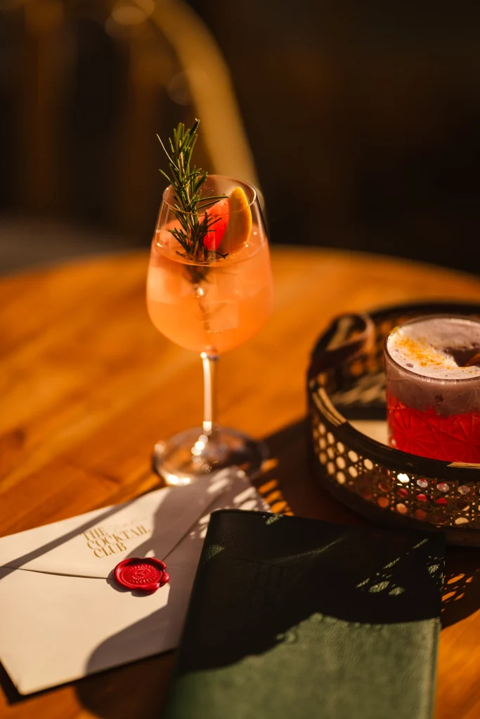 Cocktail della Passport Collection al tramonto al Nikki Beach Cocktail Club