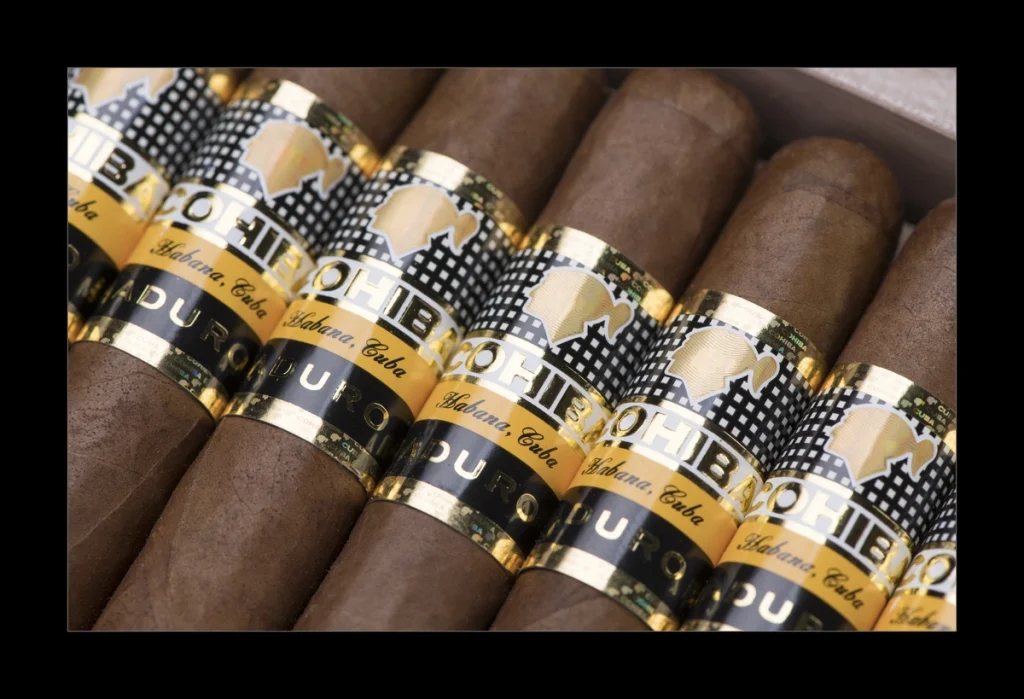 Selezione ravvicinata di sigari cubani Cohiba appartenenti alla Línea Maduro 5 con fascia scura invecchiata.