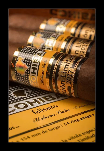 Particolare dell anilla dorata e ologramma di sicurezza del sigaro Cohiba Talisman