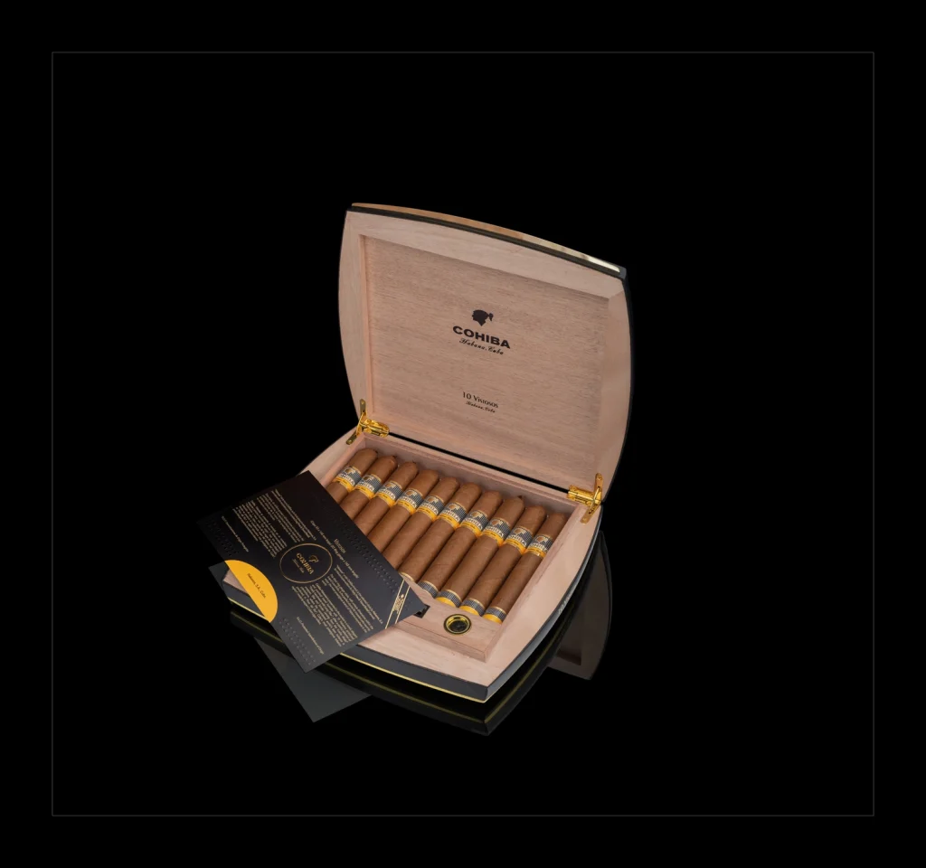 Vista interna dell'humidor da viaggio Cohiba Vistosos aperto contenente dieci sigari cubani e depliant informativo.