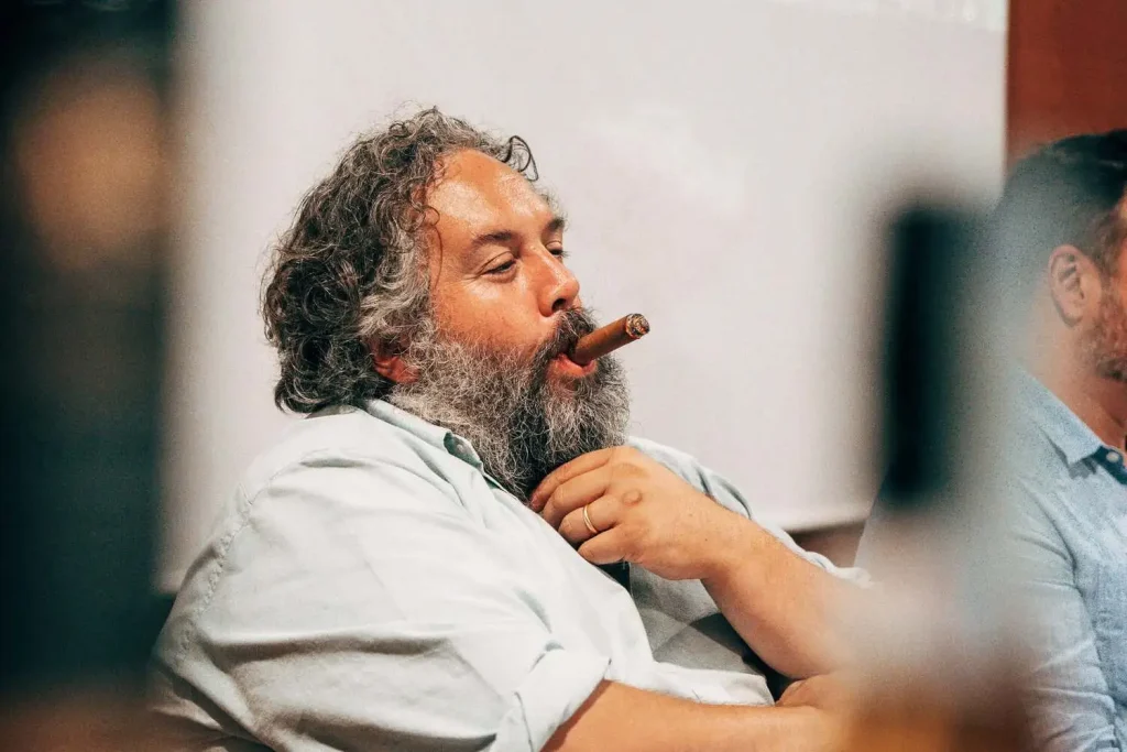 Primo piano di Angelo Canessa mentre degusta un sigaro cubano alla cieca durante il laboratorio sensoriale a Matelica.