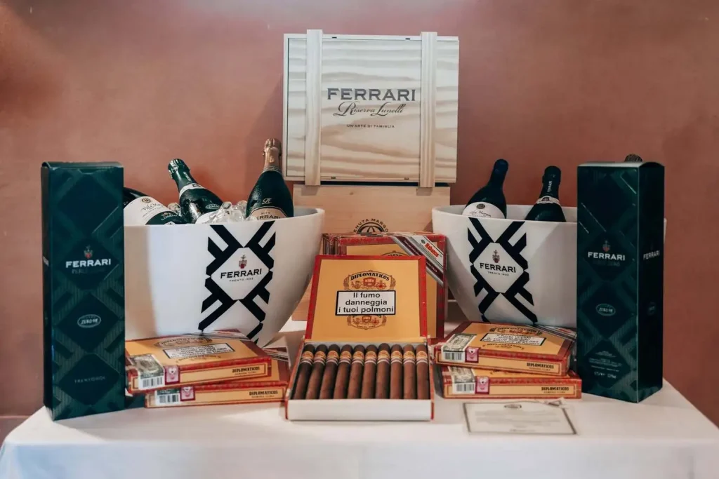 Esposizione delle scatole di Diplomáticos Legendario Edición Regional Italia 2023 con le glacière e le bottiglie di Ferrari Trentodoc.