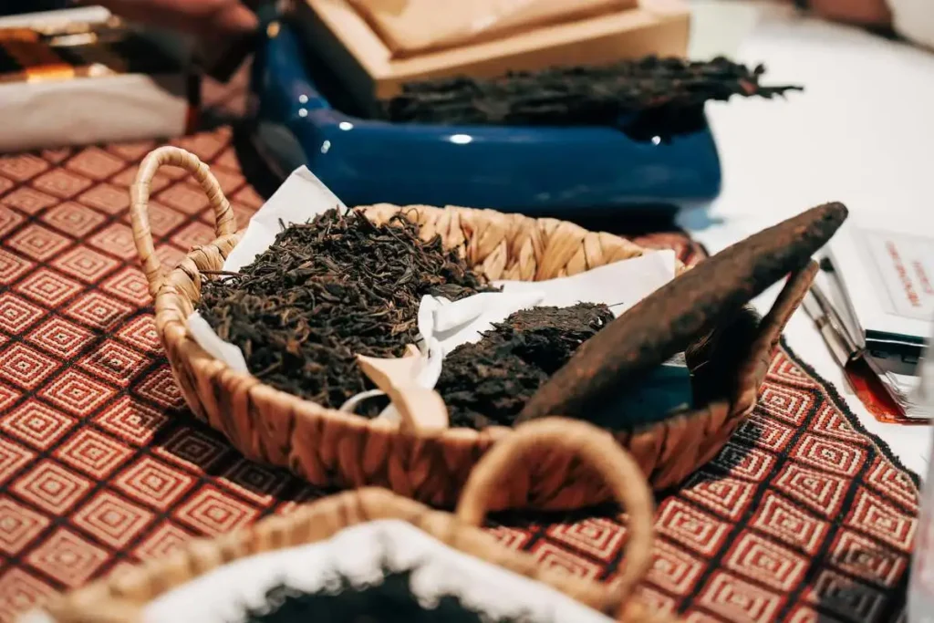 Ceste in vimini contenenti le foglie sfuse e i panetti di Tè pregiati cinesi dello Yunnan utilizzati per l'abbinamento con La Gloria Cubana.