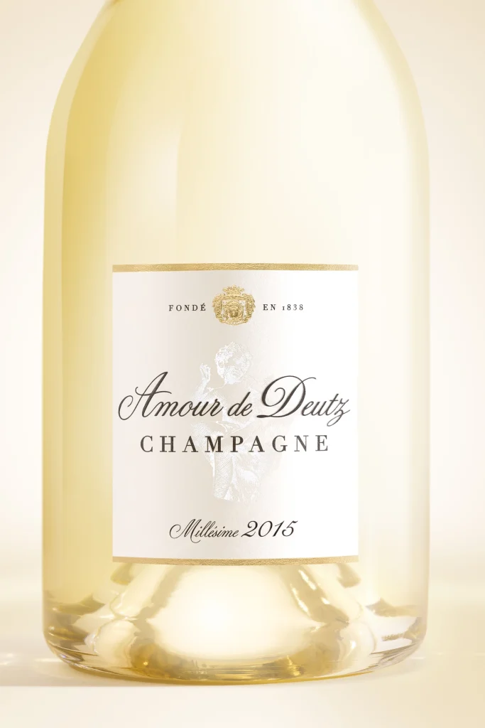 Dettaglio in primo piano dell'etichetta dello Champagne Amour de Deutz Millésime 2015 Blanc de Blancs.