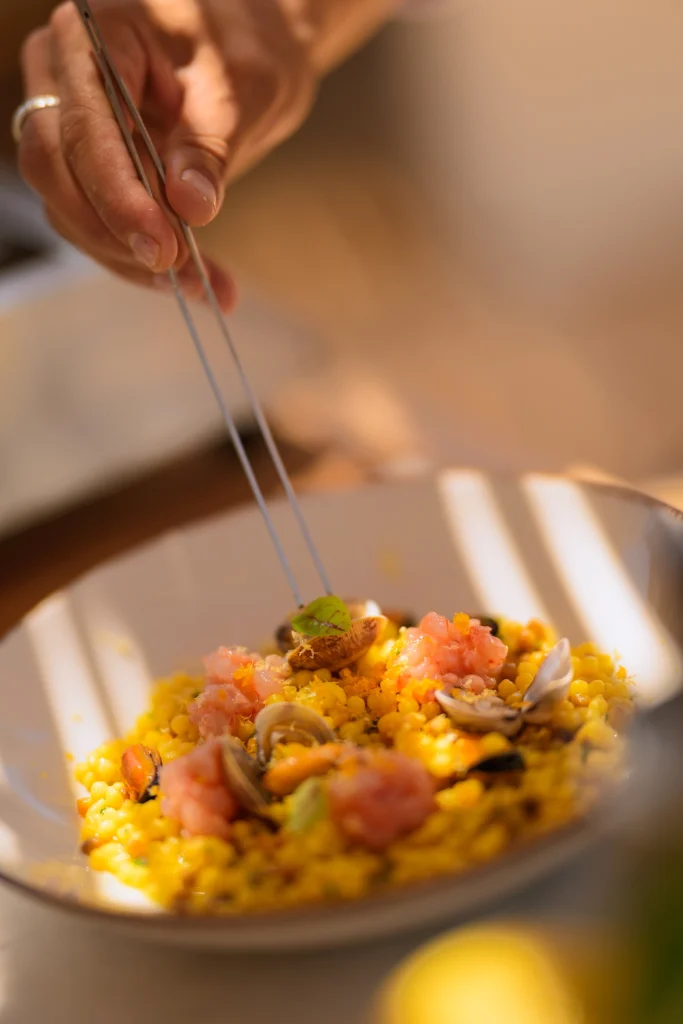 Fregola di pesce sarda con zafferano, frutti di mare e tartare di gambero rosso a Nikki Beach Costa Smeralda