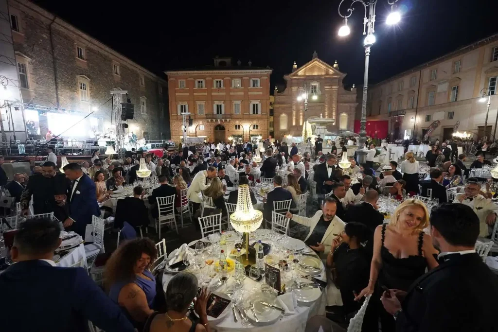 Vista panoramica dei tavoli della Gran Cena di Gala XX Amigos de Partagás in Piazza Enrico Mattei a Matelica