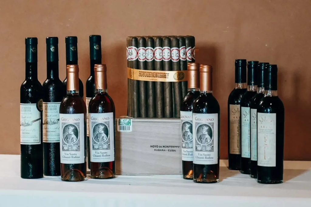 Cabinet da 50 sigari Hoyo de Monterrey Double Coronas esposto con le bottiglie di Vin Santo Riserva Casale Falchini, Grignano e Beconcini.