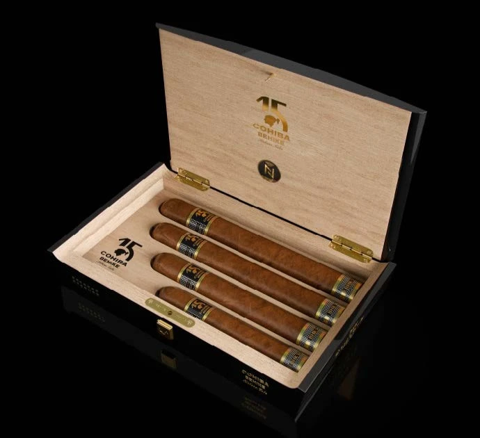 Scatola di lusso aperta della Línea Behike di Cohiba contenente quattro vitole esclusive da collezione.