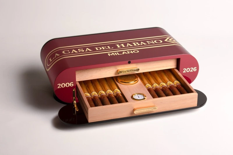 Interno cassetto humidor con igrometro e alloggiamento per Bolívar New Gold Medal.