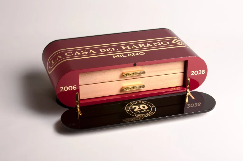 Dettaglio cassetti interni humidor con logo XX Anniversario e maniglie dorate.