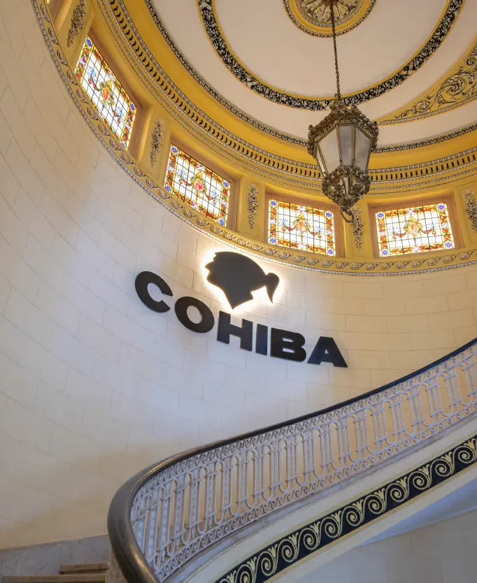 Il grande logo nero Cohiba installato sulla parete della scalinata interna della storica villa El Laguito all'Avana.