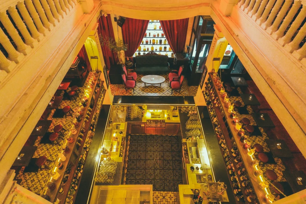 Vista dall'alto dell'interno a tre livelli del palazzo storico che ospita il cocktail bar Alquímico a Cartagena.