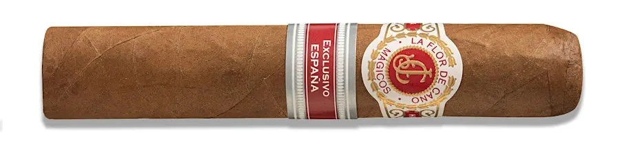 Primo piano orizzontale di un singolo sigaro cubano La Flor de Cano Magicos, che mostra chiaramente l'anilla principale bianca e oro con il logo 'La Flor de Cano' e l'anilla secondaria rossa con il testo 'Exclusivo España'.