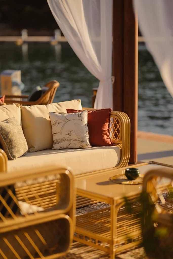Area lounge fronte mare al Waterfront Costa Smeralda Porto Cervo