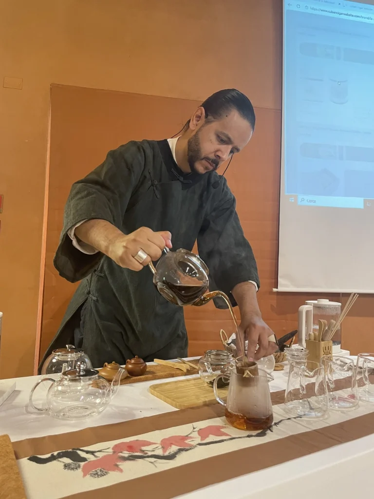 L'esperto Luca Alves indossa abiti tradizionali mentre versa il tè cinese caldo durante il seminario Barrio Chino de La Habana.