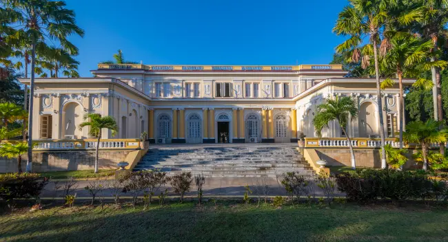 Facciata esterna della splendida villa coloniale El Laguito, sede storica della produzione artigianale dei sigari Cohiba all'Avana.