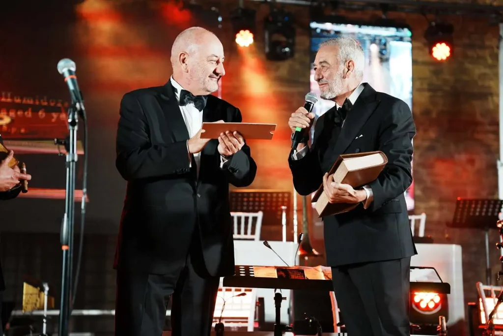 Consegna dell'orologio Cuervo y Sobrinos sul palco della Gran Cena di Gala XX Amigos de Partagás