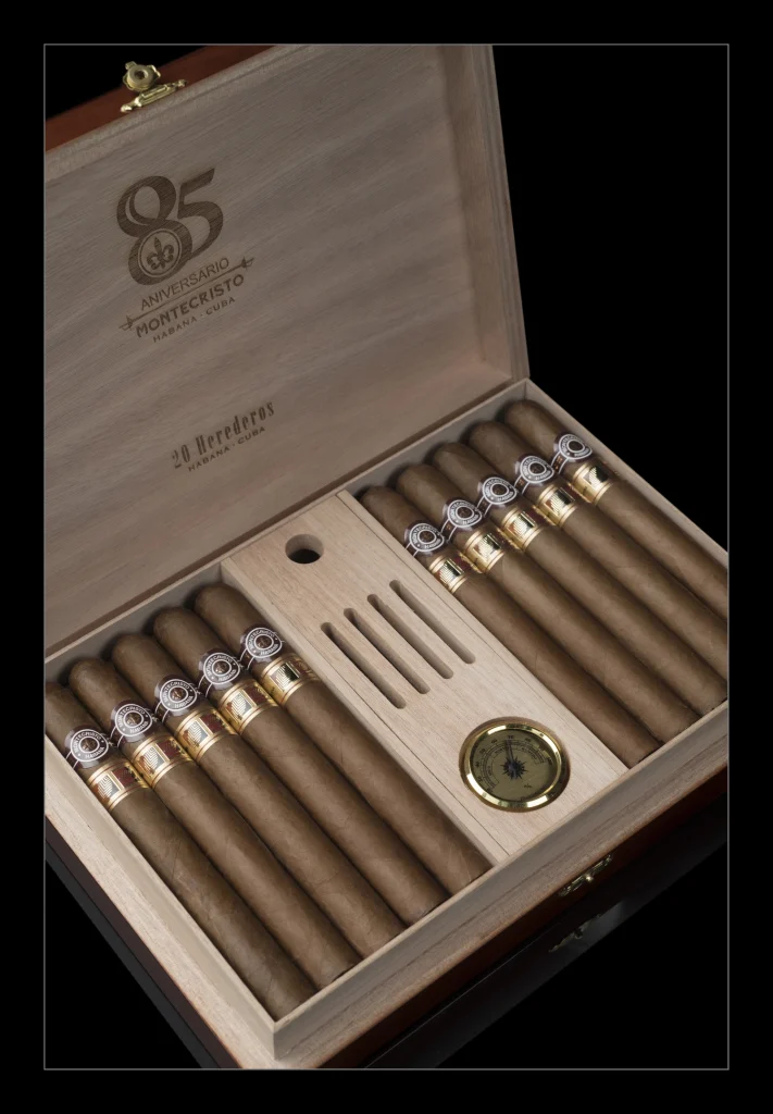 Cofanetto aperto da 20 sigari Montecristo Herederos con umidificatore e igrometro integrato