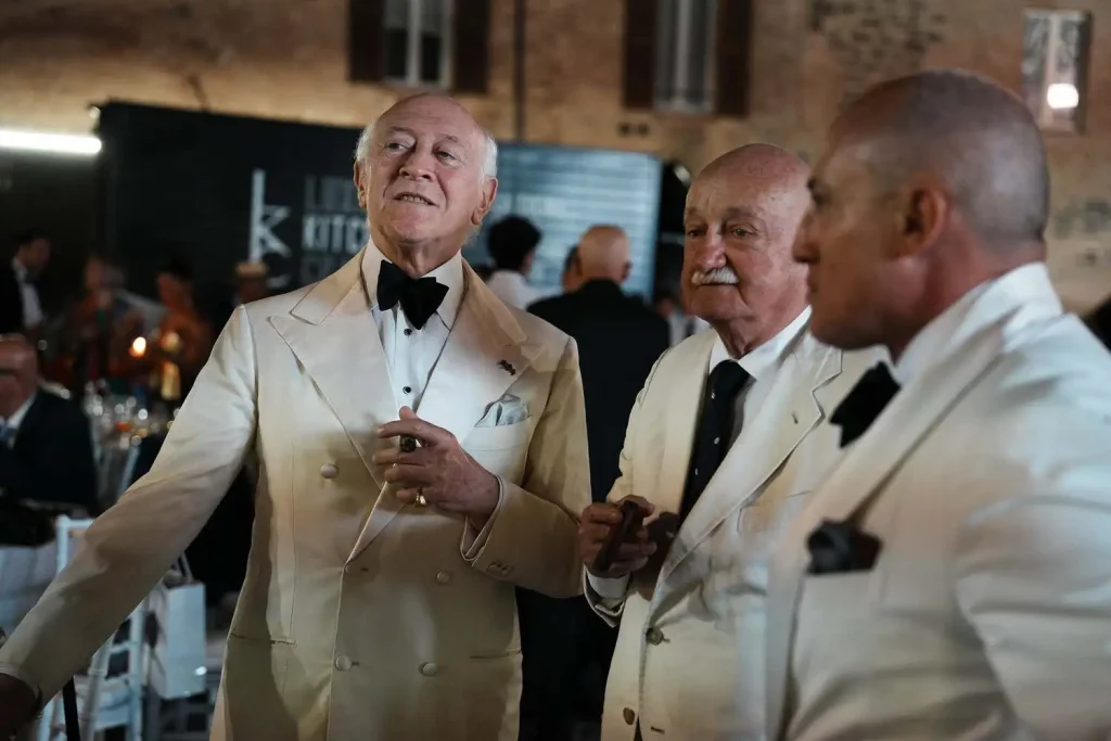 Ospiti in abito da sera e smoking durante la degustazione di sigari al XX Amigos de Partagás