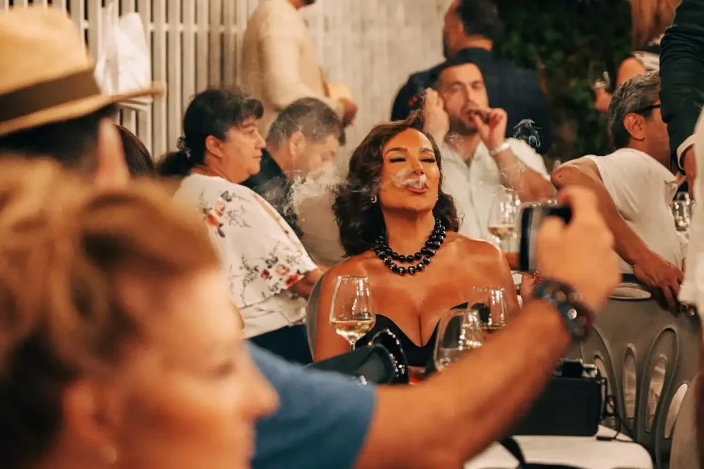Ospiti e appassionati di fumo lento durante il Cocktail de Bienvenida del XX Encuentro Amigos de Partagás