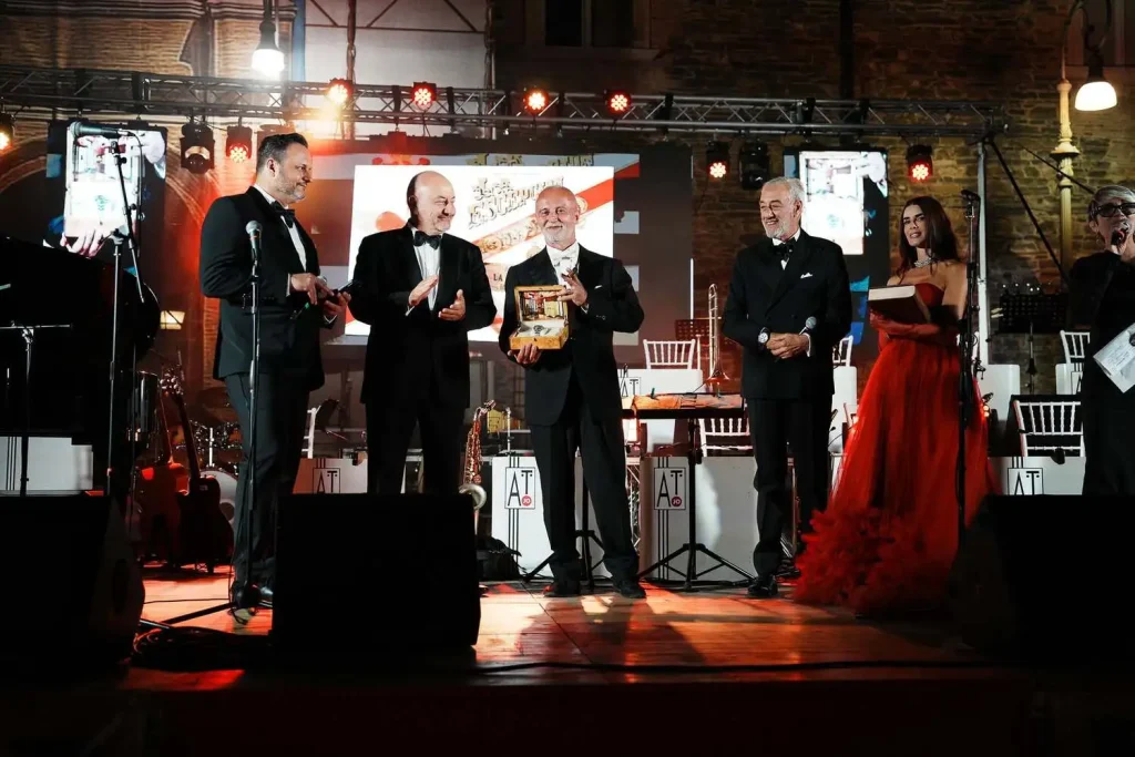 Consegna dell'orologio Cuervo y Sobrinos sul palco della Gran Cena di Gala XX Amigos de Partagás