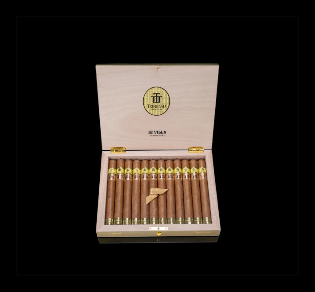 Interno di una confezione in legno aperta contenente dodici sigari Habano Trinidad Villa Julieta No. 3.