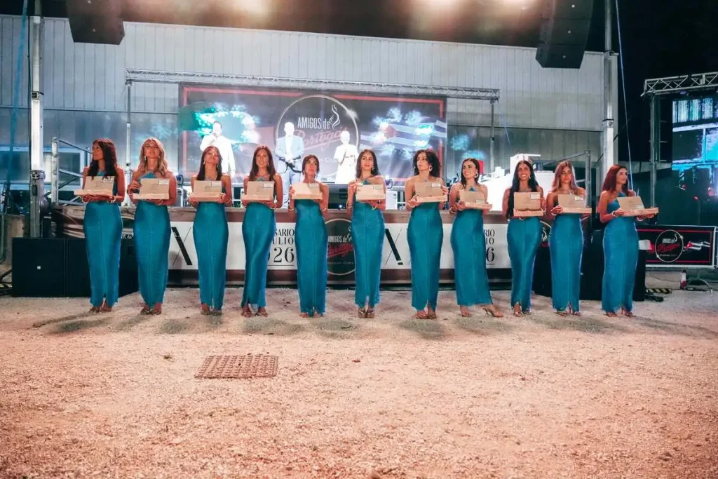 Senoritas in abito lungo azzurro sul palco di Matelica, ciascuna con in mano una scatola di sigari premium per la serata del XX anniversario.