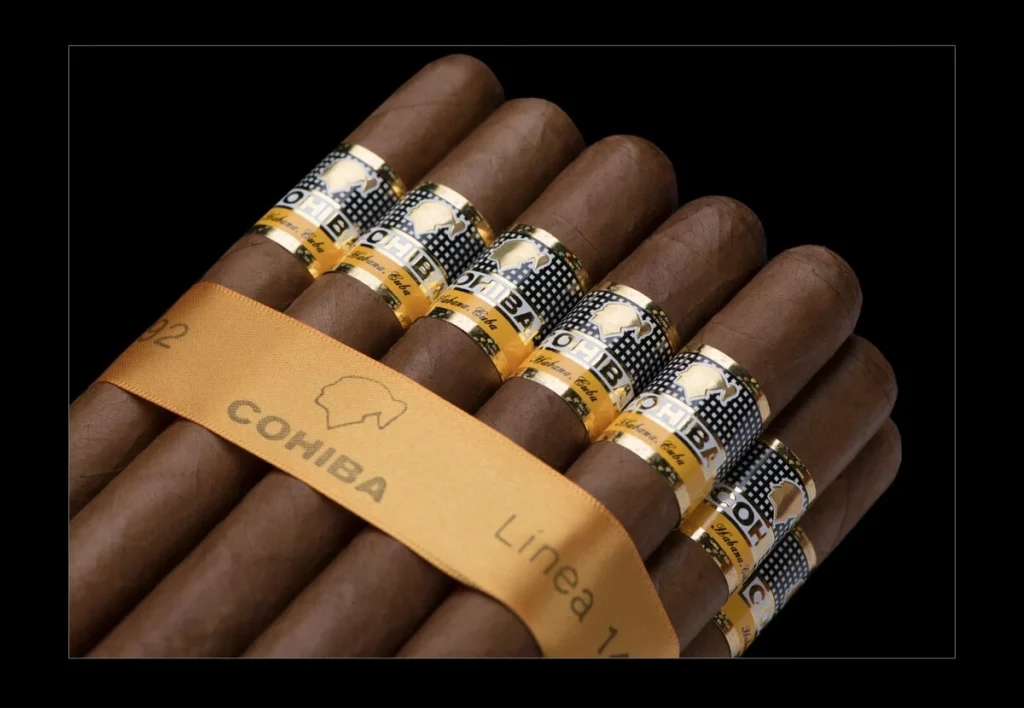 Dettaglio ravvicinato di un mazzo di sigari cubani Cohiba della Línea 1492 con nastro dorato celebrativo.