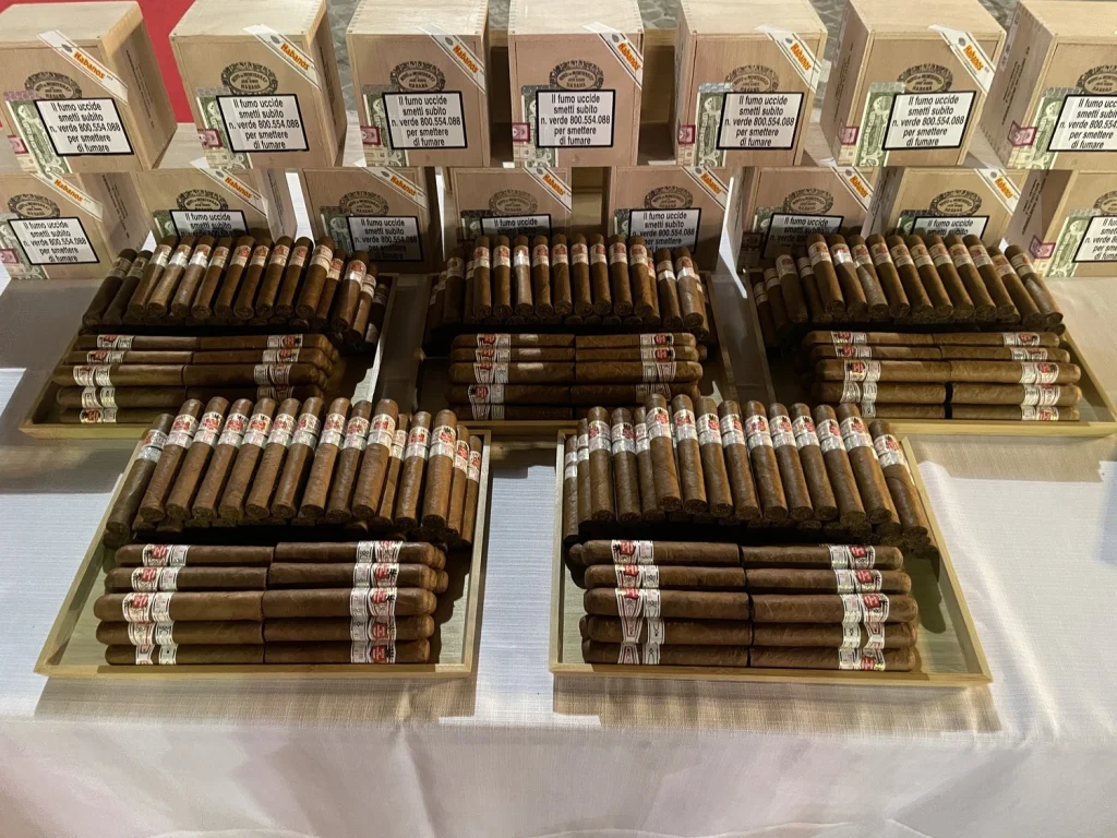 Vassoi e scatole di sigari cubani Hoyo de Monterrey per la degustazione al XX Amigos de Partagás