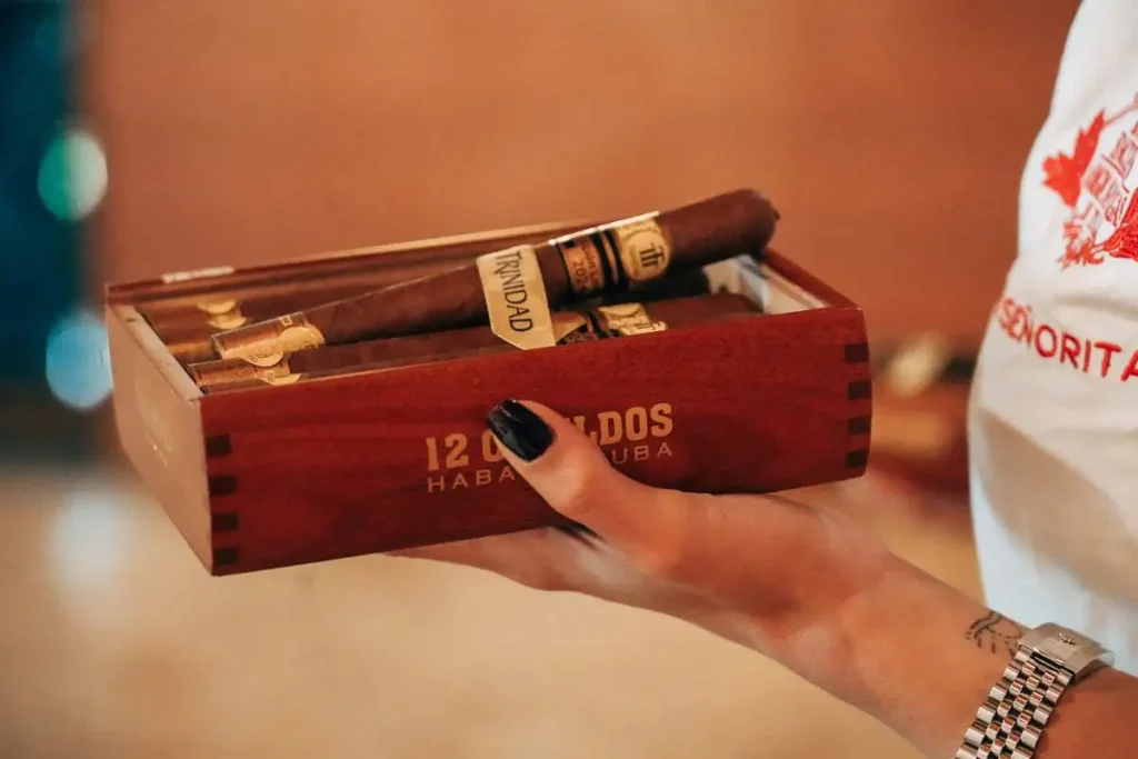 Una scatola in legno pregiato di sigari cubani Trinidad Cabildos Edición Limitada 2024 mostrata durante il seminario