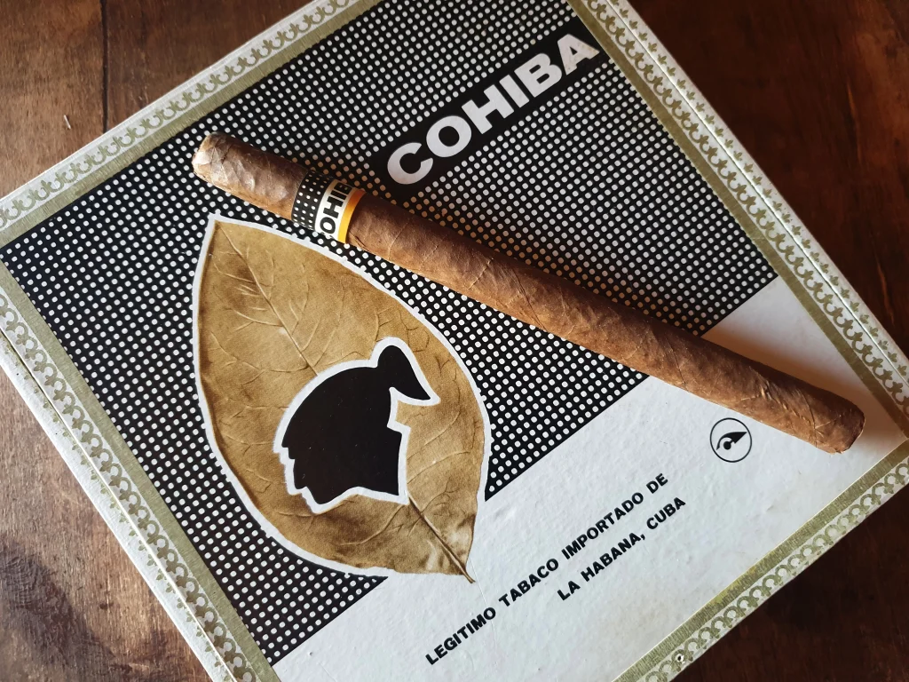 Un sigaro cubano Cohiba Lanceros adagiato sopra una confezione originale marchiata Cohiba Habana Cuba.