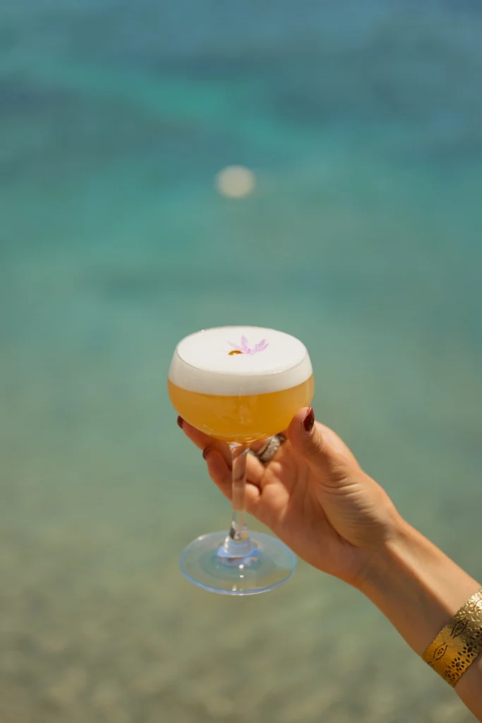 Signature cocktail servito vista mare a Nikki Beach Costa Smeralda