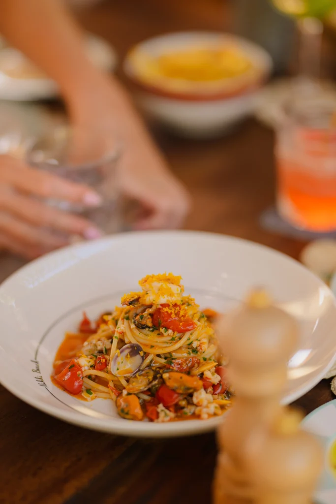 Piatto di spaghetti allo scoglio d'autore servito al ristorante di Nikki Beach Costa Smeralda